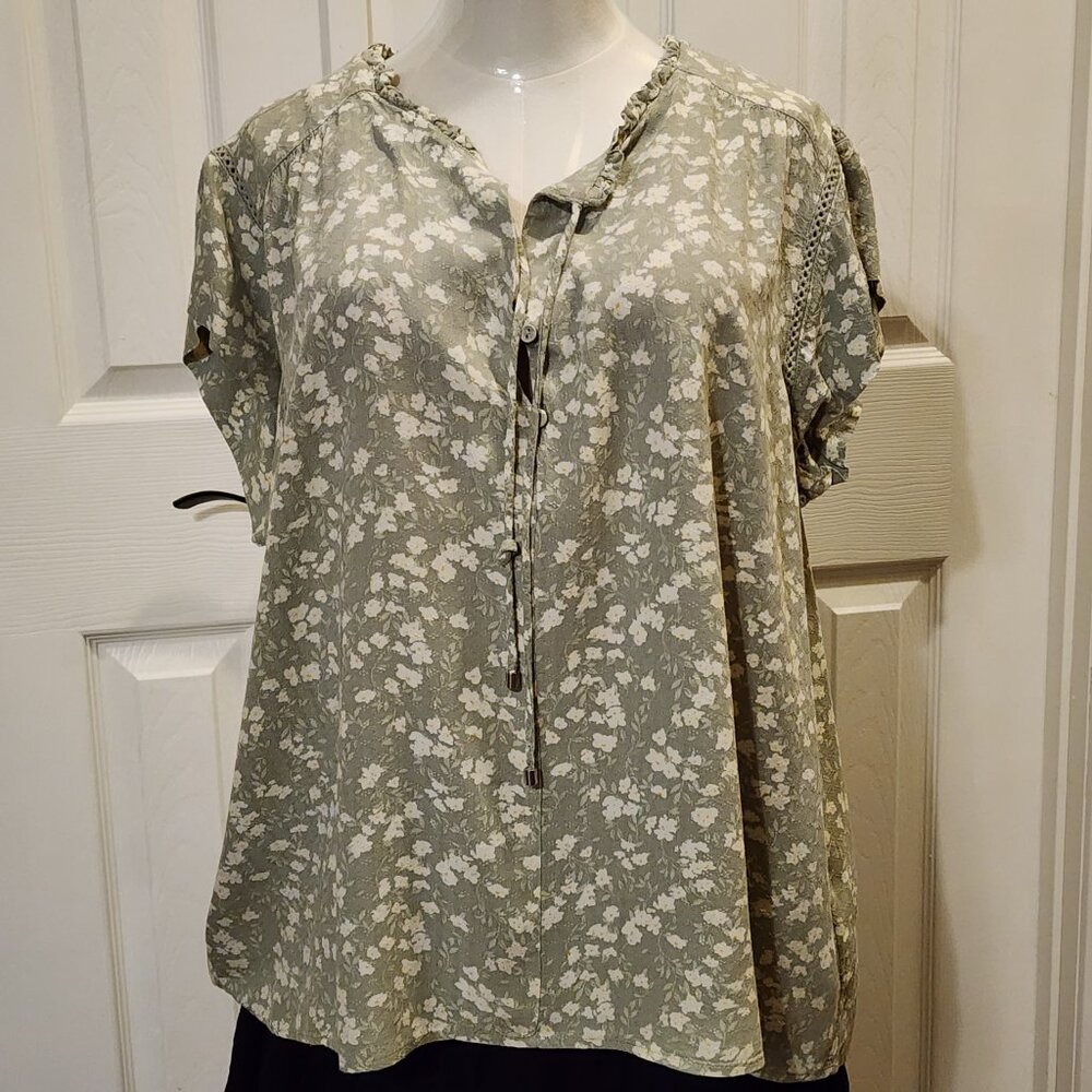 Buffalo David Bitton summery top w-lace detail on the sleeve & keyhole tie neck